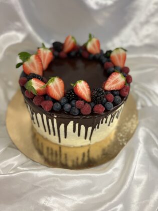 Beerentorte Drip Cake